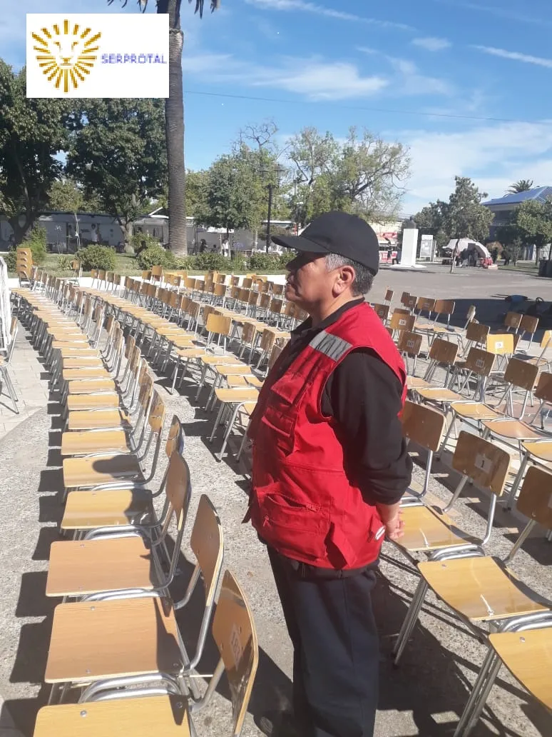 Personal de Serprotal durante un servicio de seguridad en terreno.